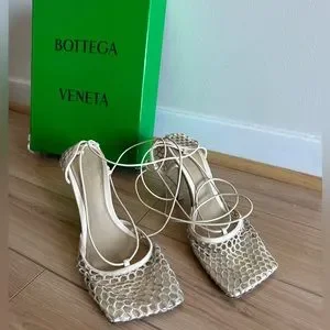 Bottega Veneta☆The Shell ザ・シェル ミディアム Bottega Veneta Stretch Lace Up Sandal in Purple & Silver | FWRD